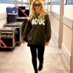 Luisana Lopilato Instagram - ¿Se animan a definir en tan solo una frase estas fotos 😂 ❤️👇? . Do you dare to define this photos in just one sentence ❤️👇 😂? #mbhighertour #luspirit