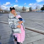 Luisana Lopilato Instagram - Hola Herning 🌸🤍 1. Más abrigadas imposible 😂 2. Las calles tienen ese “no sé qué” que te hacen sentir en una peli 😍 3. En esta familia se musicaliza cada momento 🎹 🥰 4. Bueno, quiero mil 🌺 5. My love ❤️ 6. Siendo su fan, siempre . Hello Herning 🌸🤍 1. With a lot of coats to fight the cold 😂 2. Walking through these streets makes you feel like in a movie 3. In this family every moment is set to music 🎹🥰 4. I want a thousand 🌺 5. My love ❤️ 6. I'm his number one fan 👸🏼