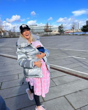 Luisana Lopilato Instagram - Hola Herning 🌸🤍

1. Más abrigadas imposible 😂
2. Las calles tienen ese “no sé qué” que te hacen sentir en una peli 😍
3. En esta familia se musicaliza cada momento 🎹 🥰 
4. Bueno, quiero mil 🌺
5. My love ❤️
6. Siendo su fan, siempre
.
Hello Herning 🌸🤍

1. With a lot of coats to fight the cold 😂
2. Walking through these streets makes you feel like in a movie 
3. In this family every moment is set to music 🎹🥰 
4. I want a thousand 🌺
5. My love ❤️
6. I'm his number one fan 👸🏼
