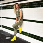 Luisana Lopilato Instagram - Se combina hasta con la pared 😎 . My outfit even matches the wall 😎 #fashionstyle #luspirit Vancouver, British Columbia
