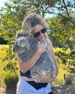 Luisana Lopilato Instagram - Así fue nuestra visita a una reserva de vida silvestre 🐨 Los chicos aprendieron mucho sobre el cuidado y protección de los animales ❤️‍🩹✨ Gracias a todo el staff por enseñarnos y por el increíble trabajo que hacen. @chandlerpowell @bindisueirwin y @robertirwinphotography . We were invited to visit one of the largest wildlife conservatories in the world 🐨 The kids learned a lot about the care and protection of animals ❤️‍ ✨ Thanks to all the staff for teaching us and for the incredible work you do day by day.