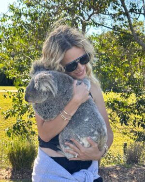 Luisana Lopilato Instagram - Así fue nuestra visita a una reserva de vida silvestre 🐨 
Los chicos aprendieron mucho sobre el cuidado y protección de los animales ❤️‍🩹✨ Gracias a todo el staff por enseñarnos y por el increíble trabajo que hacen. @chandlerpowell @bindisueirwin y @robertirwinphotography 
.
We were invited to visit one of the largest wildlife conservatories in the world 🐨 The kids learned a lot about the care and protection of animals ❤️‍ ✨ Thanks to all the staff for teaching us and for the incredible work you do day by day.