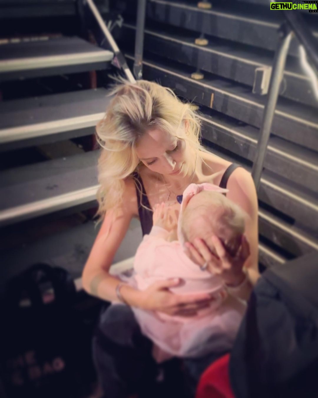 Luisana Lopilato Instagram - Con Cielo 🐣 ayer disfrutamos de @michaelbuble 🎶 ❤️ No me canso nunca de acompañarte en cada gira 🫶💪 . Here With Cielo enjoying Daddy's show. I love coming on tour with you ❤️ #mbhighertour #australia