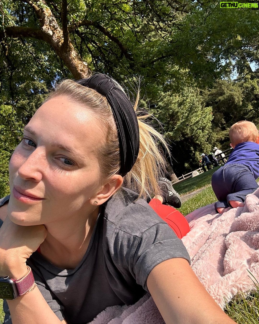 Luisana Lopilato Instagram - Disfrutando del sol ☀️ con Cielo y mates 🧉🥰 . Enjoying the sunny day ☀️ with Cielo and 🧉 Vancouver, British Columbia