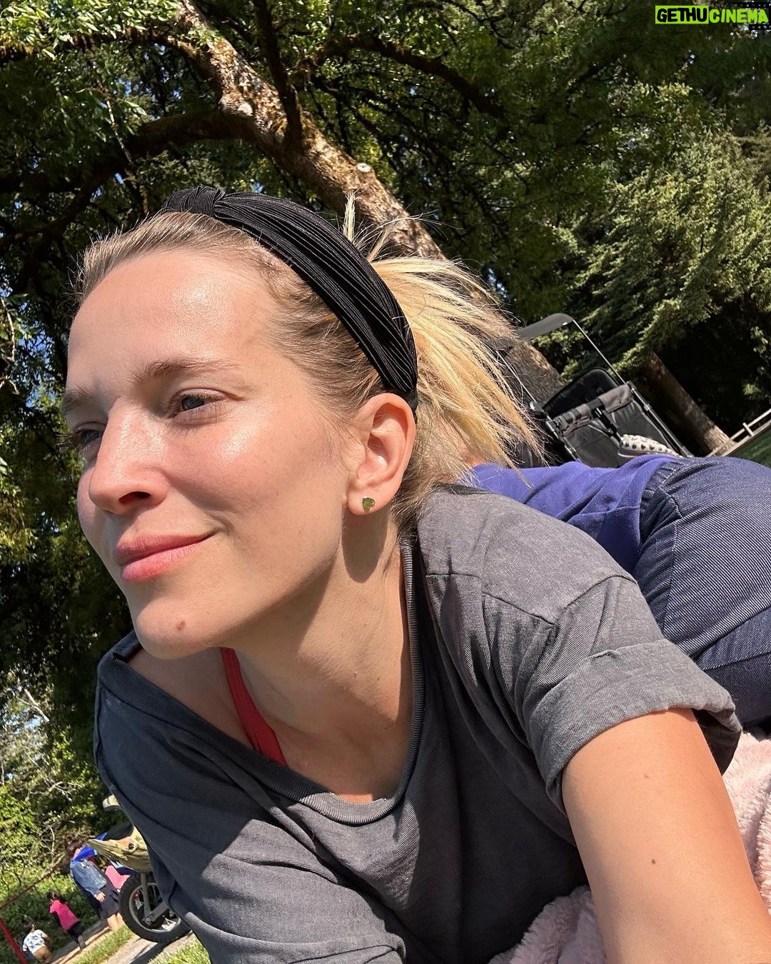Luisana Lopilato Instagram - Disfrutando del sol ☀️ con Cielo y mates 🧉🥰 . Enjoying the sunny day ☀️ with Cielo and 🧉 Vancouver, British Columbia
