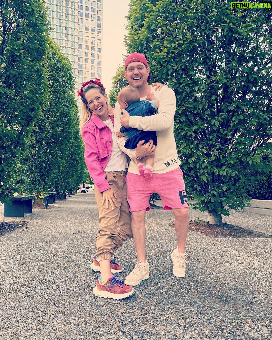 Luisana Lopilato Instagram - Con ellos 5 a donde sea 💘🥹 #blessed . With them wherever I go ✨🤍 Vancouver, British Columbia