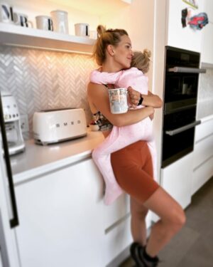 Luisana Lopilato Instagram - Así todas las mañanas 🧸✨
.
Morning hugs 🧸✨