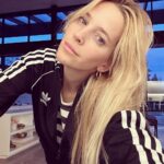 Luisana Lopilato Instagram - Retratando el momento en que pude empezar a usarle la ropa a mis hijos 🥹 Gracias Noah por la campera 🖤 . The moment I could start wearing my kid’s clothes 🥹Thanks Noah for the jacket 🖤 Vancouver, British Columbia