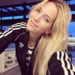 Luisana Lopilato Instagram - Retratando el momento en que pude empezar a usarle la ropa a mis hijos 🥹 Gracias Noah por la campera 🖤 . The moment I could start wearing my kid’s clothes 🥹Thanks Noah for the jacket 🖤 Vancouver, British Columbia