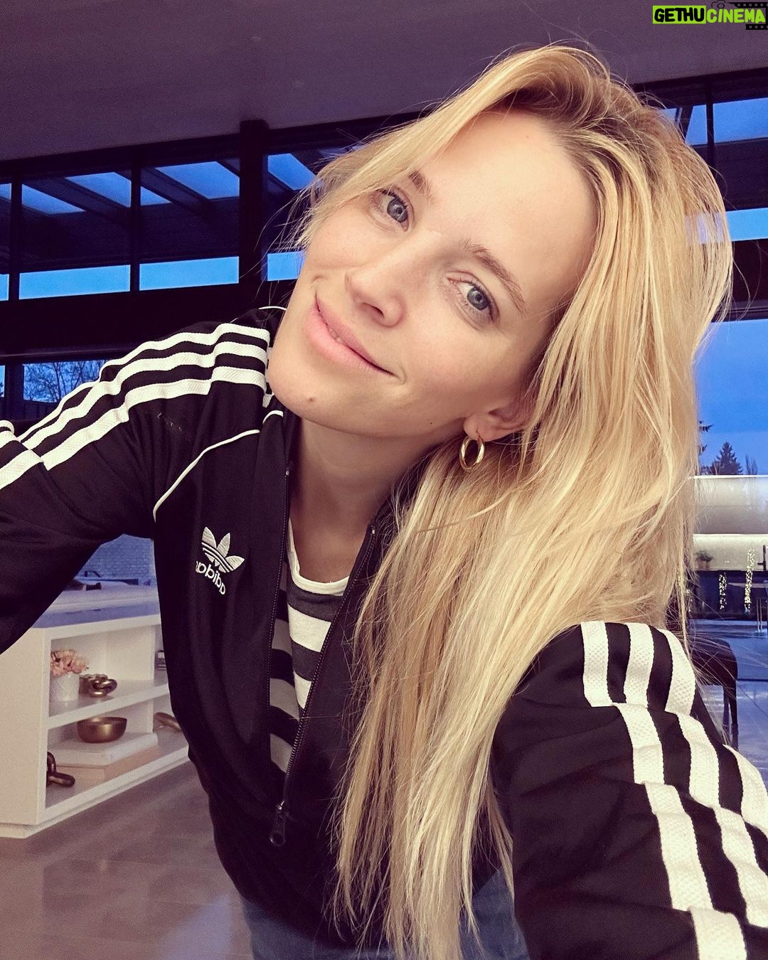 Luisana Lopilato Instagram - Retratando el momento en que pude empezar a usarle la ropa a mis hijos 🥹 Gracias Noah por la campera 🖤 . The moment I could start wearing my kid’s clothes 🥹Thanks Noah for the jacket 🖤 Vancouver, British Columbia