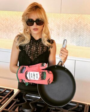 Luisana Lopilato Instagram - Hoy pinto cocinar así… casual 😳🔥Encontrá el ingrediente secreto haciendo zoom en mi guante… 🤫
.
Today is casual cooking Friday… 😳🔥 Find the secret ingredient on my glove 🤫