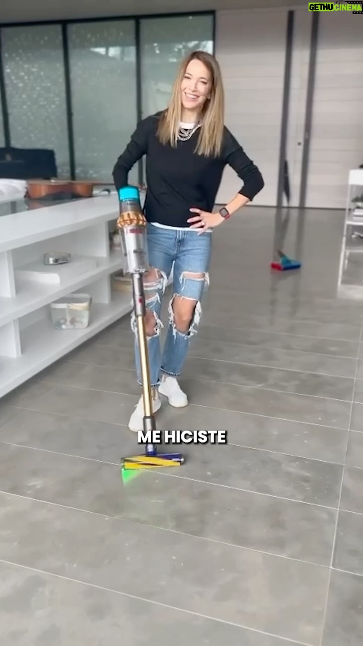 Luisana Lopilato Instagram - Trying out the new Dyson v15 Submarine vacuum. Thank you @dyson you have made me a happy mom 🤩 Probando chiche nuevo: aspiradora Dayson V15 submarine vacuum. Gracias! Me hicieron una mamá feliz 🤩 #dysonvacuum #happymom #vancouver #cleanhome #lifestyle #easycleaning Vancouver, British Columbia