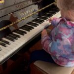 Luisana Lopilato Instagram - Hola Herning 🌸🤍 1. Más abrigadas imposible 😂 2. Las calles tienen ese “no sé qué” que te hacen sentir en una peli 😍 3. En esta familia se musicaliza cada momento 🎹 🥰 4. Bueno, quiero mil 🌺 5. My love ❤️ 6. Siendo su fan, siempre . Hello Herning 🌸🤍 1. With a lot of coats to fight the cold 😂 2. Walking through these streets makes you feel like in a movie 3. In this family every moment is set to music 🎹🥰 4. I want a thousand 🌺 5. My love ❤️ 6. I'm his number one fan 👸🏼