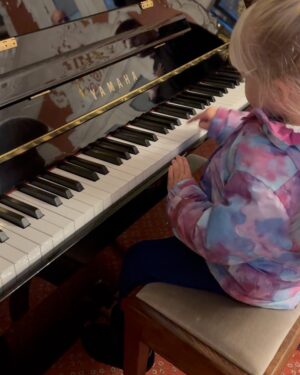 Luisana Lopilato Instagram - Hola Herning 🌸🤍

1. Más abrigadas imposible 😂
2. Las calles tienen ese “no sé qué” que te hacen sentir en una peli 😍
3. En esta familia se musicaliza cada momento 🎹 🥰 
4. Bueno, quiero mil 🌺
5. My love ❤️
6. Siendo su fan, siempre
.
Hello Herning 🌸🤍

1. With a lot of coats to fight the cold 😂
2. Walking through these streets makes you feel like in a movie 
3. In this family every moment is set to music 🎹🥰 
4. I want a thousand 🌺
5. My love ❤️
6. I'm his number one fan 👸🏼