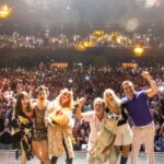 Luisana Lopilato Instagram - HICIMOS HISTORIA 🥹♥️ Después de 18 años de repeticiones en @telefe, #CasadosConHijos logró batir un nuevo record en la historia del teatro argentino: 194.023 ESPECTADORES en 93 funciones, en sólo 9 semanas; convirtiéndose en la comedia de tv y teatro más exitosa de las últimas dos décadas. GRACIAS! GRACIAS! Y MÁS GRACIAS! ♥️ @casadosconhijosok @luisanalopilato @lopymanok @marcelo.debellis @aruzzireal @rgbredes @telefe . 🎥 @manuaguirre_films Gran Rex
