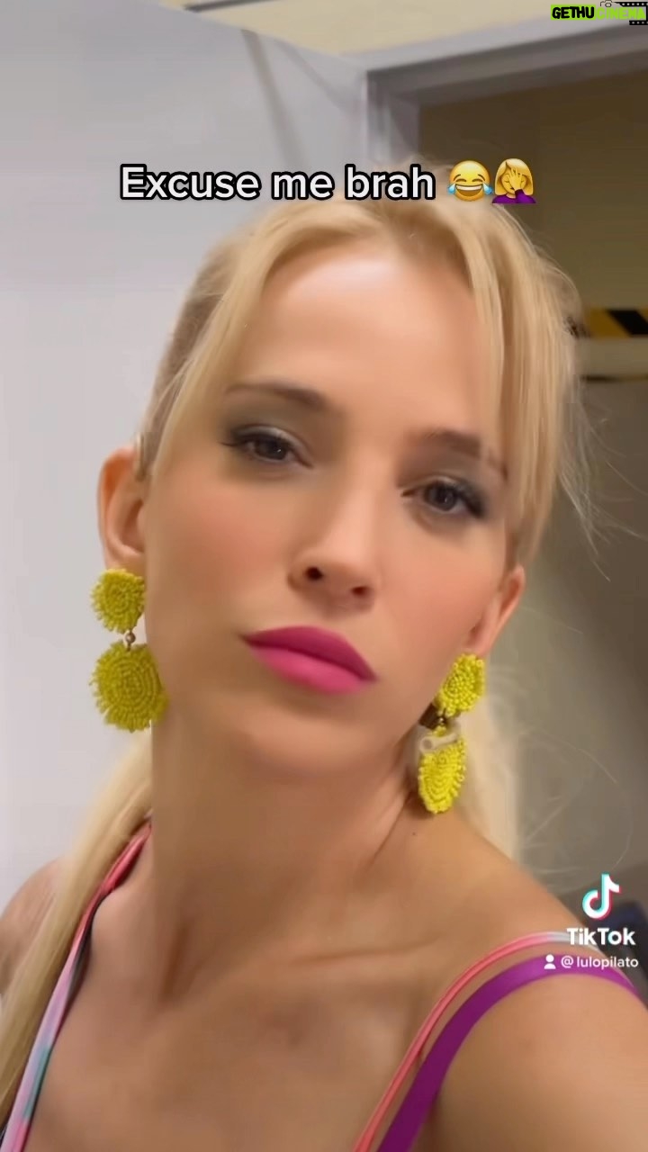 Luisana Lopilato Instagram - Nombre de la peli π€ππ» Pista: Mirada magnum o Blue steelπ @lopymanok π #lopiteam . Can you guess the name of the movie π€? #magnum Buenos Aires, Argentina