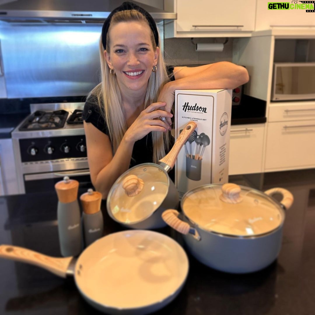 Luisana Lopilato Instagram - MEGA SORTEO junto a @hudsonkitchenware 🥘🍳👩🍳 Les quiero regalar un set ideal para cocinar , súper completo 💪👇 🔥Cómo participar?🔥 👉 Etiqueta a 2 personas contándome que les cocinarías 👉Más comentarios, más chances de ganar 🥳 ⚠️El sábado 25 de febrero anuncio a la ganadora en historias! . . Sorteo válido para toda la 🇦🇷 Buenos Aires, Argentina