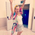 Luisana Lopilato Instagram - 👋 ¿Me ayudan eligiendo una canción bien arriba para salir a la segunda función 🥳? Las leo 💕👇 #UnacancionparaLu . Help me choose a song to have fun before going out to the second show of Casados Con Hijos 🧐! I read you ❤️ @bastaprovidencia Buenos Aires, Argentina
