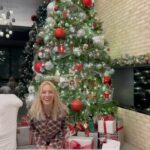 Luisana Lopilato Instagram - Dicen que en fin de Año suceden cosas extrañas…🤔🎄❤️ . It is said that at the end of the year, strange things happen…🤔🎄❤️ 🇨🇦🇦🇷