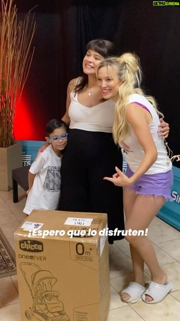 Luisana Lopilato Instagram - El domingo conocí a Jenny, que está embarazada de su segundo hijo! 🤰 La elegí para regalarle el cochecito de @chiccoargentina y aquí un resumen de nuestro encuentro ❤️ Gracias a todas por participar y contarme su historia ☺️ Muchas gracias @chiccoargentina por hacer esto posible 🙌🏻