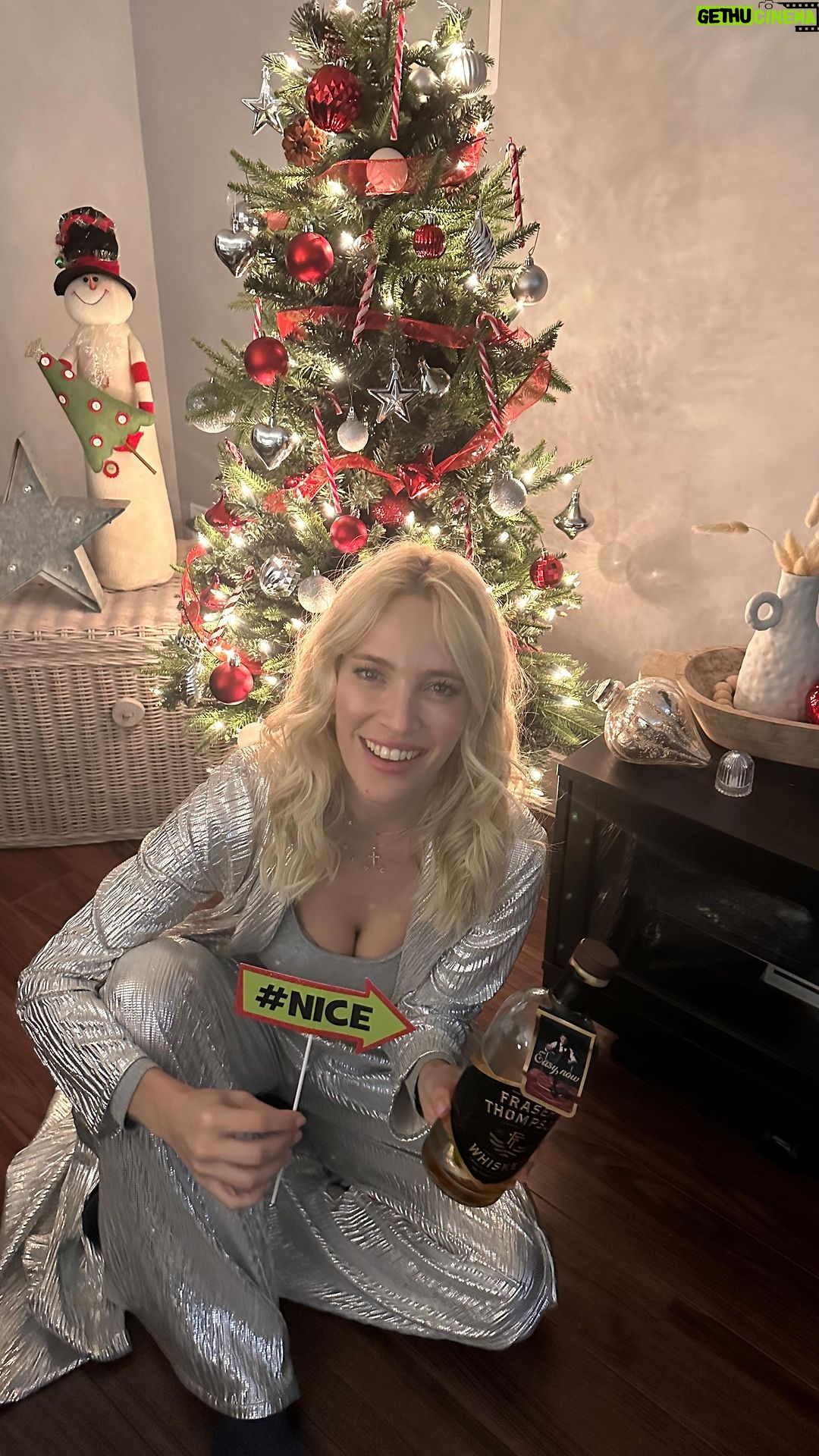 Luisana Lopilato Instagram - Cena de fin de año, todo iba normal hasta que apareció @Fraserandthompsonwhiskey 🙌🏻 Por fin salió nuestro whisky!! Por más proyectos juntos @michaelbuble ☺️❤️ Easy now. 🥃 Disponible en BC 🇨🇦 por ahora. Deseando poder compartirlo pronto en Argentina 🇦🇷 #canadianwhiskey #fraserandthompson #consumelocal — End of year dinner, everything was normal until @fraserandthompsonwhiskey appeared 🙌🏻 It finally came out! It’s ours! Can you believe it ?? For more projects together @michaelbuble ☺️❤️ Easy now. 🥃 Available in BC 🇨🇦 for now. I hope to share it soon in Argentina 🇦🇷 #canadianwhiskey #fraserandthompson #consumelocal