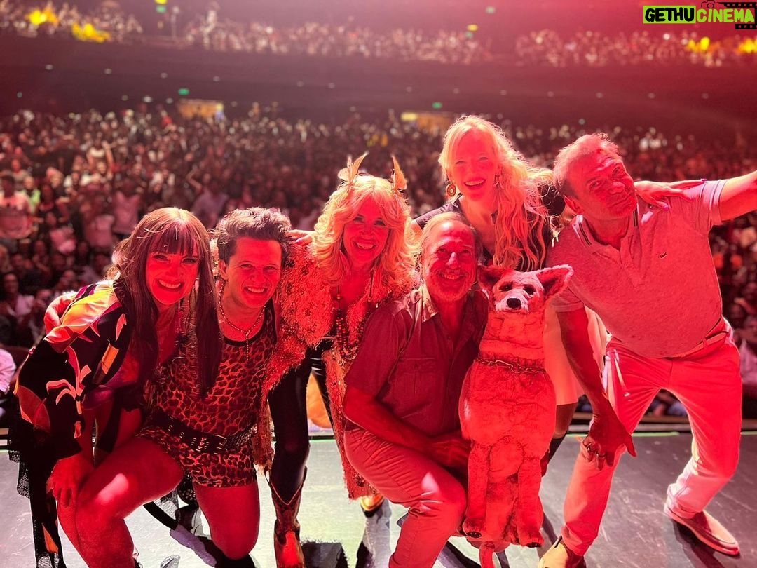 Luisana Lopilato Instagram - Cerrando la noche así de felices a 1 semana del estreno 💫💥❤️ . We are very excited ❤️🔥💥 A week after the play premiere #CasadosConHijos Buenos Aires, Argentina