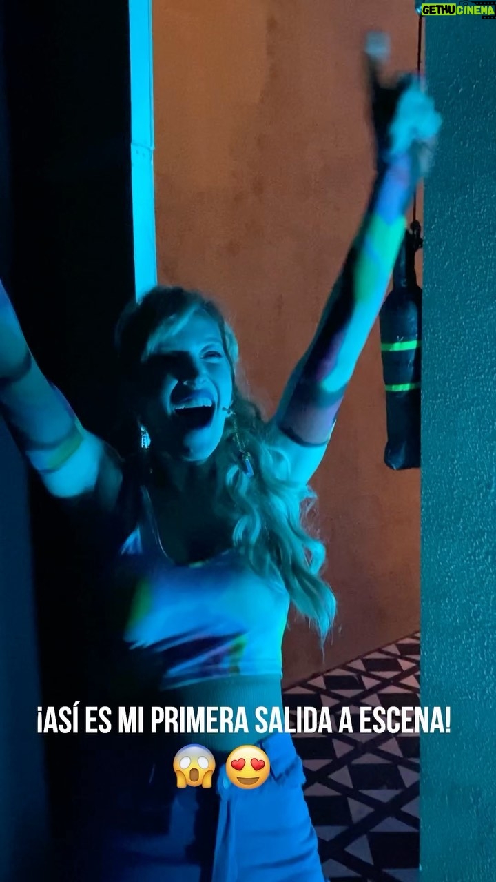 Luisana Lopilato Instagram - ¿Quieren ver cómo se vive el detrás de escena antes de entrar?❤️😍 Se los comparto, una locura lo que estamos viviendo!!!!❤️ 💕 De paso les cuento que se agregaron más funciones para @casadosconhijosok . Espero verlos 🫶 Teatro Gran Rex