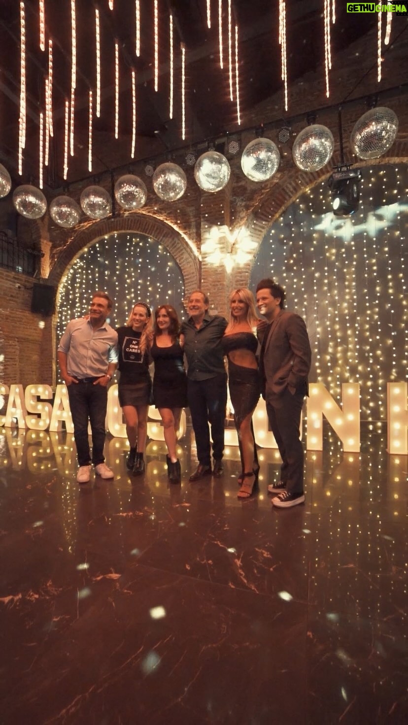 Luisana Lopilato Instagram - LA COPA QUE NOS DEBÍAMOS 🏆🥲 Estrenamos #CasadosConHijos y tuvimos un festejo a lo grande 🙌🏻🥳 ¡Gracias @janoseventos! @luisanalopilato @lopymanok @marcelo.debellis @aruzzireal @soyflorpe @casadosconhijosok @rgbredes @telefe @gustavoyankelevichok @darioturo @guillermo.pendino
