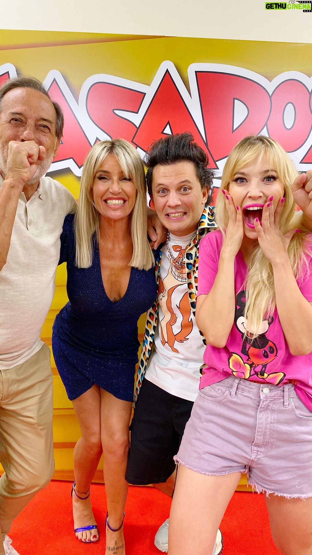 Luisana Lopilato Instagram - ¡MAÑANA VUELVEN LOS ARGENTO! 😍🤩🤣 Al fiiiiin estrenamos la obra, después de 17 años de nuestro debut en la tele 🥹 #CasadosConHijos ⚠️ ATTENTI AL LUPO ⚠️ Todos los lunes se agregan NUEVAS FUNCIONES en @ticketekar. Y a pedido del público, habilitamos PULLMAN a precios MÁS ACCESIBLES, que ÚNICAMENTE se podrán conseguir en boletería del @teatro_granrex 🎭 @casadosconhijosok