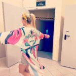 Luisana Lopilato Instagram - 👋 ¿Me ayudan eligiendo una canción bien arriba para salir a la segunda función 🥳? Las leo 💕👇 #UnacancionparaLu . Help me choose a song to have fun before going out to the second show of Casados Con Hijos 🧐! I read you ❤️ @bastaprovidencia Buenos Aires, Argentina