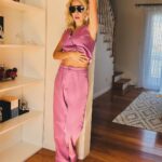 Luisana Lopilato Instagram - Una en 🇦🇷, con un outfit que me encanta. Qué opinan? . I love this outfit 💋. What do you think?