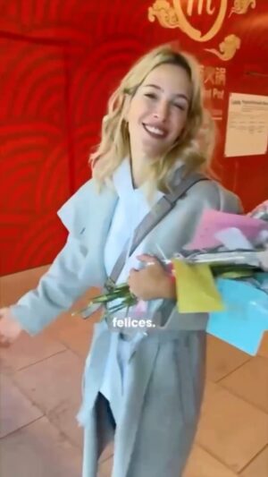 Luisana Lopilato Instagram - Les presento el World Kindness Day de 🇨🇦, al mejor estilo Luisana (no se pierdan el final 😂❤️) 
Que linda idea tuviste!  @principessasaramilena Con Vida somos fans 💪de este festejo y de dar amor!
.
I present to Argentina the World Kindness Day of 🇨🇦 (Love this day with Vida). 
You always have the best ideas ❤️ @principessasaramilena