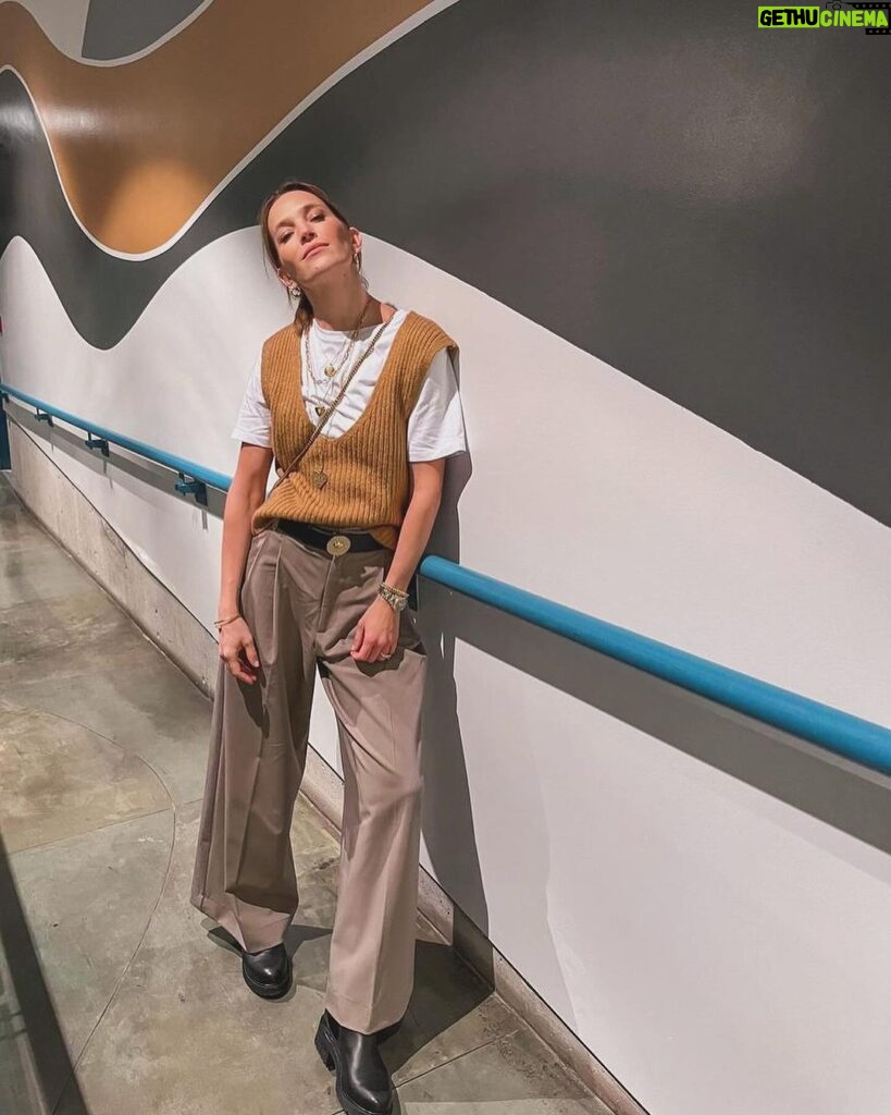 Luisana Lopilato Instagram - outfit check ✅ matched with the wall 😜 Outfit listo ✅ haciendo juego con la pared😜 #vimff #vancouverites #latinosenvancouver @thevimff @auroraphillips_