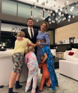 Luisana Lopilato Instagram - As much as we love a fancy night out there’s absolutely nothing better than returning home to these four little dudes. Best feeling in the world! Our happy place ❤️ Wishing you all a beautiful family day! Por mucho que nos guste ir a comer afuera y salir, no hay nada mas lindo que estar en casa con ellos 😍. La mejor sensación del mundo es estar en familia! Feliz día de la familia para todas ❤️