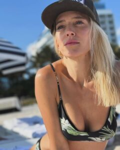 Luisana Lopilato Instagram - Nada como arrancar el año en la playa! Me escapé del frío por un ratito ☀️ Nothing like starting the year on the beach! I got away from the cold for a little while ☀️ Photo by : @michaelbuble ❤️
