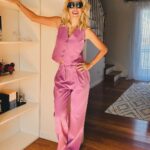 Luisana Lopilato Instagram - Una en 🇦🇷, con un outfit que me encanta. Qué opinan? . I love this outfit 💋. What do you think?