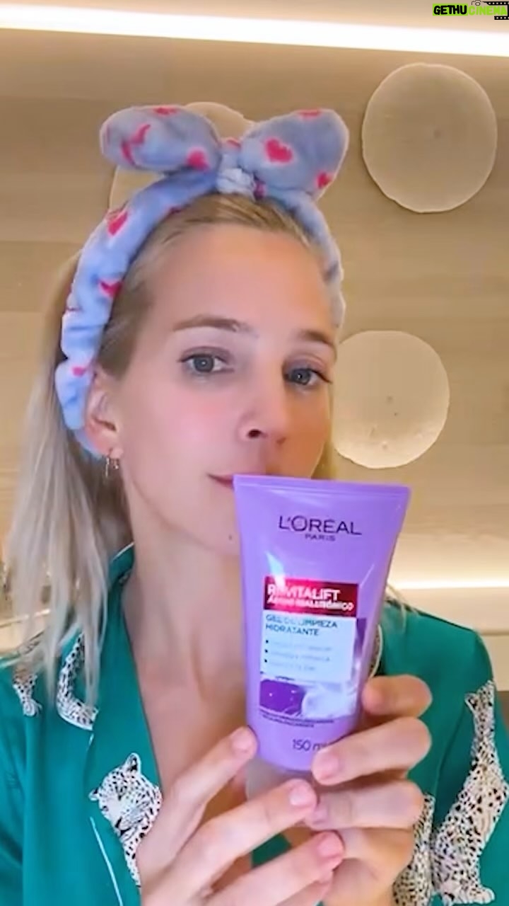 Luisana Lopilato Instagram - Hoy les muestro mi rutina completa para pieles mixtas a grasas usando #RevitaliftAntiBrillo de @lorealparis 😍 Estoy usando el gel de limpieza anti brillo con ácido salicílico + ácido hialurónico que me deja el rostro limpio sin resecar. Completo mi rutina con: ✅ Serum de rostro Revitalift con ácido Hialurónico ✅ Gel Crema Revitalift con ácido Hialurónico + salicílico ✅ Protector solar UV Defender ¿Usan alguno de estos productos? #CuidadoDeLaPiel # LorealParisARG @lorealgroupe_latam
