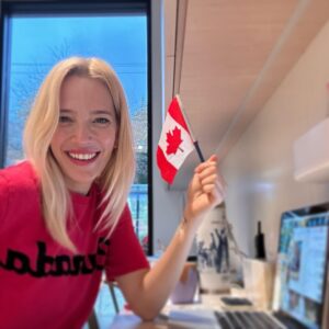 Luisana Lopilato Instagram - 🇨🇦Quiero compartirles una de las mayores alegrías DE MI VIDA y es que hoy por fin me convertí en ciudadana canadiense 🇨🇦! 
Ahora soy Argentina y canadiense. Mejor imposible!! 🥰

Pensar que pasaron casi 16 años! Aquí nacieron mi esposo y mis 4 hijos… por eso ser canadiense es un privilegio ENORME,  del cual estoy inmensamente agradecida a Dios y a la vida 🙏❤️❤️❤️
🥳Gracias @michaelbuble y a mis hijos por bancarme con cada examen que hice ! También gracias a mi familia que me acompañó siempre desde Argentina !! 🇦🇷💋

Por último, agradecerle a @belenfretin mi amiga del alma que me ayudó con todo el proceso! ¡Te quiero amiga !
❤ ️Gracias Canadá por hacerme parte de esta maravillosa y gran nación 💪
.
🇨🇦I want to share with you one of the greatest joys OF MY LIFE,  that is that today I finally became a Canadian citizen 🇨🇦! Now I am Argentine and Canadian. Couldn't be better!! My husband and my 4 children were born here... That's why being Canadian is a HUGE privilege, for which I am immensely grateful to God and life 🙏❤️❤️❤️ 

Thank you Mike and my children for supporting me with every exam! Also thanks to my family from Argentina and. Belu. I love you friend! ❤
Finally, thank you Canada for making me part of this wonderful nation 💪