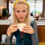 Luisana Lopilato Instagram - Comenta un ¨☕¨ si sos de los que arrancan su día con un buen café - Comment a '☕' if you're one of those who start their day with a good cup of coffee