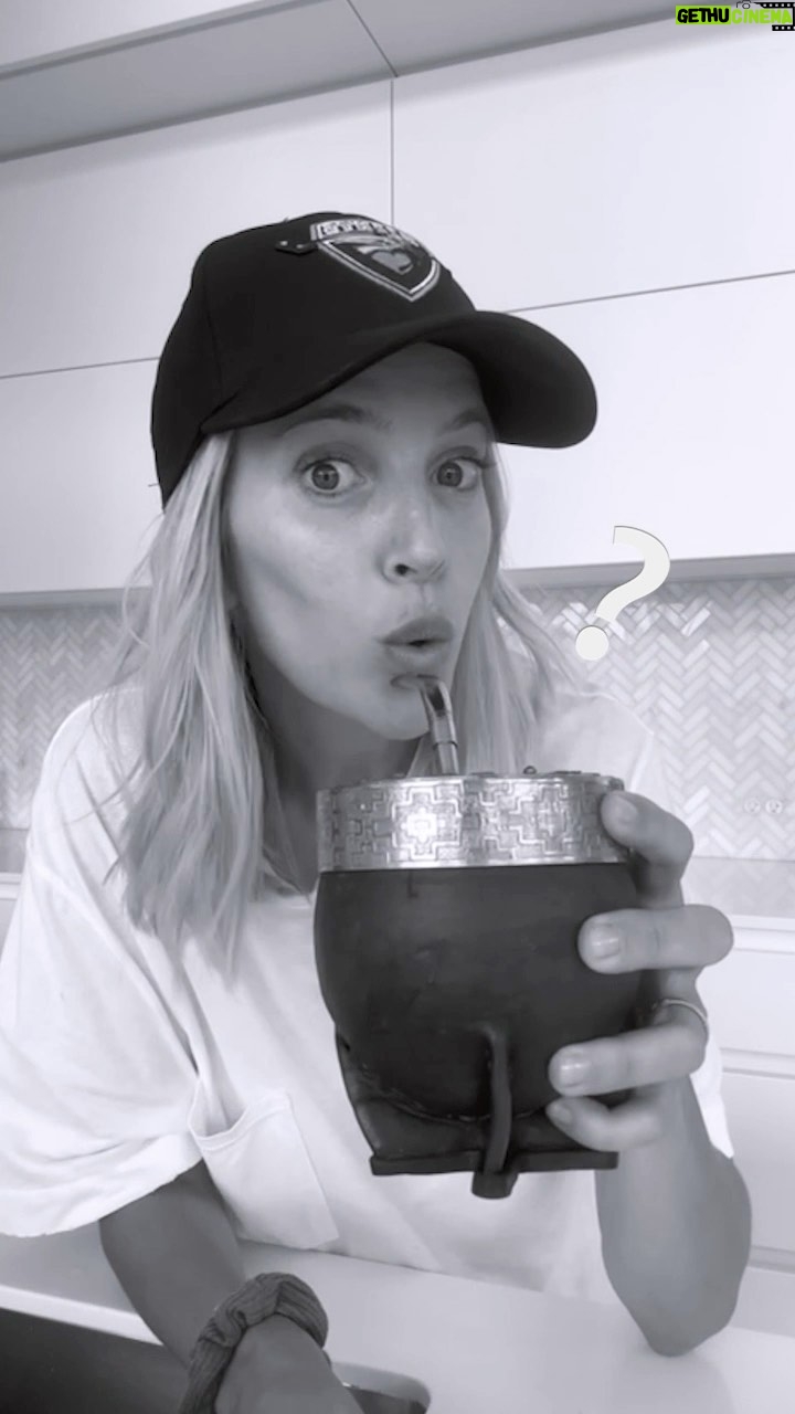 Luisana Lopilato Instagram - Todos tenemos diferentes maneras de preparar mate 🧉 Y esta es la mía! 🚀 Me bancan? o de que manera lo hacen ustedes? - We all have different ways of preparing mate 🧉 And this is mine! 🚀 Do you support it? Or how do you all make it? #goodmorning #mate