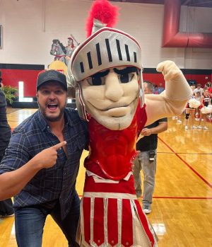 Luke Bryan Instagram - Are my Lee County Trojans tuning in this week? #Idol is on now!