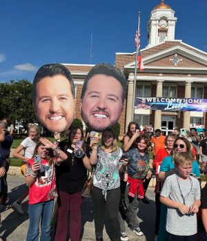 Luke Bryan Instagram - Are my Lee County Trojans tuning in this week? #Idol is on now!