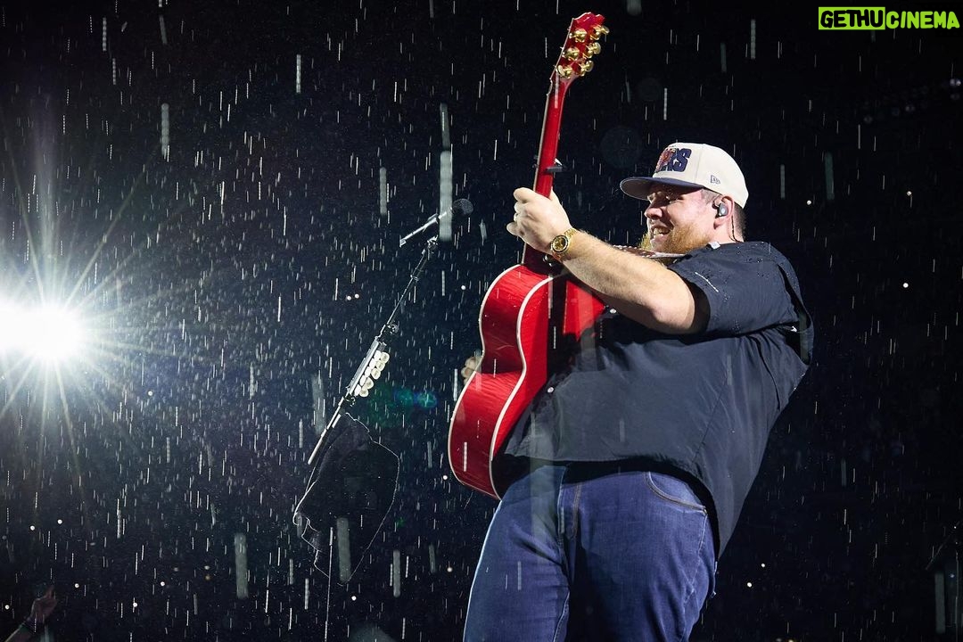 Luke Combs Instagram - Chicago! It’s always good to see y’all and be in the Windy City!! 📸: @davidbergman Soldier Field