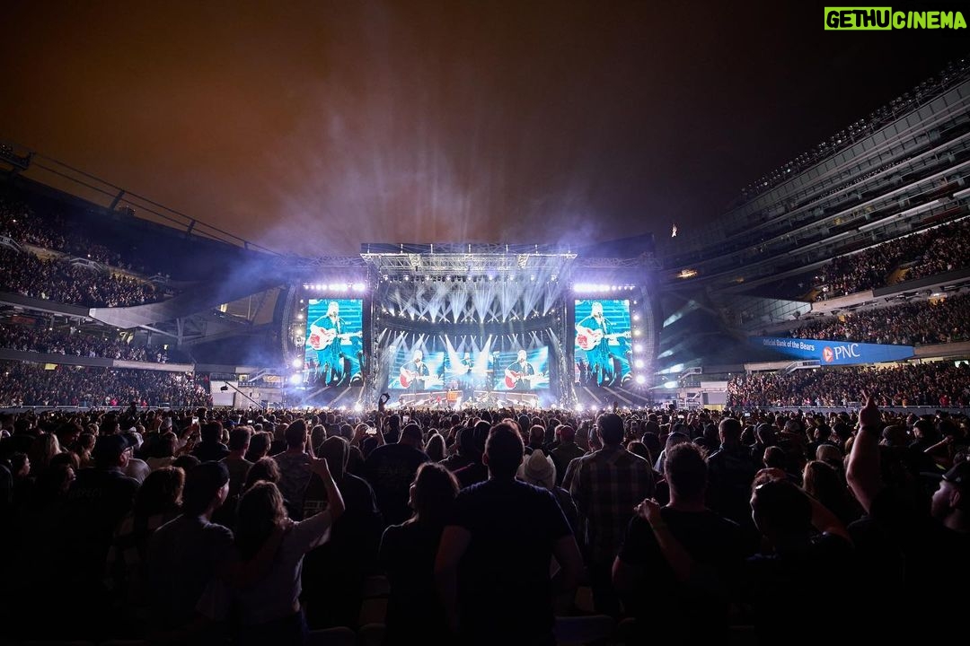 Luke Combs Instagram - Chicago! It’s always good to see y’all and be in the Windy City!! 📸: @davidbergman Soldier Field