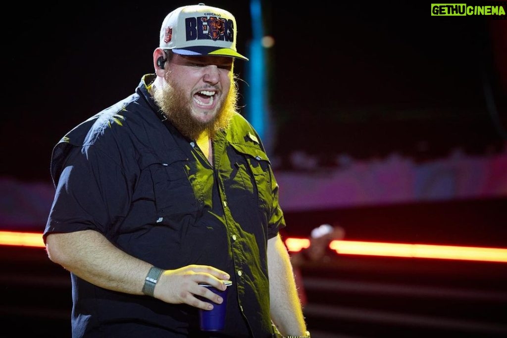 Luke Combs Instagram - Chicago! It’s always good to see y’all and be in the Windy City!! 📸: @davidbergman Soldier Field