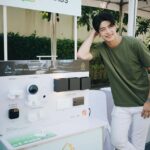 Luke Ishikawa Plowden Instagram - ประทับใจสุดๆ ได้มาฉลองส่งท้ายปี 🥳 กับ Pruksa Live well Stay well Market Fest เป็นงานที่เค้าจัดเพื่อลูกบ้านพฤกษาโดยเฉพาะเลยนะ งานนี้ยิ่งใหญ่สุดๆ มีทั้งได้ช้อปปิ้ง ของกินก็เพียบ ตรวจสุขภาพก็ฟรี ได้ทดลองเล่นเทคโนโลยี Smart Home และอันนี้ชอบมากๆ ลุคได้ไปเล่นเกมลดโลกร้อนด้วย สนุกแถมได้ความรู้ที่สำคัญได้ของรางวัลกลับบ้านด้วย ต้นไม้รางวัลที่เล่นในงาน ทางพฤกษาเค้าจะเอาไปปลูกจริงที่ จ.นครศรีธรรมราชด้วยนะ ภูมิใจสุดๆ เรียกได้ว่าครบทั้งคุณภาพชีวิตดีๆ สุขภาพดี และสังคมที่ดีเลย เป็นลูกบ้านพฤกษามันดีแบบนี้นี่เองในงานบรรยากาศสนุกมาก ฟรีตลอดทั้งงานด้วยนะ เรียกได้ว่างานนี้พฤกษาเค้าใส่ใจในรายละเอียดการใช้ชีวิตเพื่อให้ทุกชีวิต “อยู่ดีมีสุข” จริงๆครับ พิเศษสุด!! ตอนนี้ใครสนใจอยากแนะนำเพื่อนให้มาเป็นลูกบ้านพฤกษาต้องรีบแล้วนะ เพราะจะได้ค่าแนะนำสูงสุดถึง 1ล้านบาทเลย ลองไปดูได้ที่ www.pruksa.com หรือโทร 1739 #พฤกษาอยู่ดีมีสุข #พฤกษาใส่ใจเพื่อทั้งชีวิต #PruksaLivewellStaywell #PruksaLiveWellStayWellEvent Pruksa Avenue Pattanakarn Family