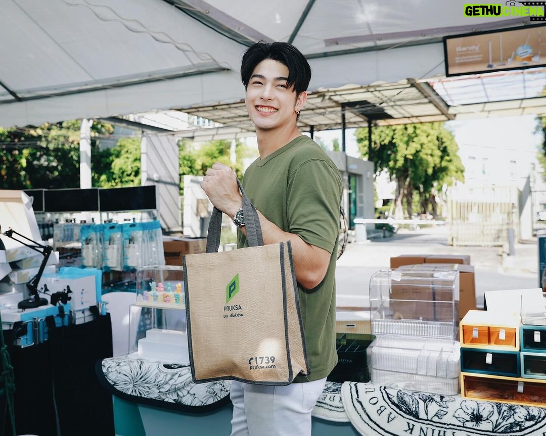 Luke Ishikawa Plowden Instagram - ประทับใจสุดๆ ได้มาฉลองส่งท้ายปี 🥳 กับ Pruksa Live well Stay well Market Fest เป็นงานที่เค้าจัดเพื่อลูกบ้านพฤกษาโดยเฉพาะเลยนะ งานนี้ยิ่งใหญ่สุดๆ มีทั้งได้ช้อปปิ้ง ของกินก็เพียบ ตรวจสุขภาพก็ฟรี ได้ทดลองเล่นเทคโนโลยี Smart Home และอันนี้ชอบมากๆ ลุคได้ไปเล่นเกมลดโลกร้อนด้วย สนุกแถมได้ความรู้ที่สำคัญได้ของรางวัลกลับบ้านด้วย ต้นไม้รางวัลที่เล่นในงาน ทางพฤกษาเค้าจะเอาไปปลูกจริงที่ จ.นครศรีธรรมราชด้วยนะ ภูมิใจสุดๆ เรียกได้ว่าครบทั้งคุณภาพชีวิตดีๆ สุขภาพดี และสังคมที่ดีเลย เป็นลูกบ้านพฤกษามันดีแบบนี้นี่เองในงานบรรยากาศสนุกมาก ฟรีตลอดทั้งงานด้วยนะ เรียกได้ว่างานนี้พฤกษาเค้าใส่ใจในรายละเอียดการใช้ชีวิตเพื่อให้ทุกชีวิต “อยู่ดีมีสุข” จริงๆครับ พิเศษสุด!! ตอนนี้ใครสนใจอยากแนะนำเพื่อนให้มาเป็นลูกบ้านพฤกษาต้องรีบแล้วนะ เพราะจะได้ค่าแนะนำสูงสุดถึง 1ล้านบาทเลย ลองไปดูได้ที่ www.pruksa.com หรือโทร 1739 #พฤกษาอยู่ดีมีสุข #พฤกษาใส่ใจเพื่อทั้งชีวิต #PruksaLivewellStaywell #PruksaLiveWellStayWellEvent Pruksa Avenue Pattanakarn Family