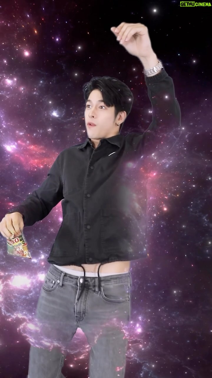 Luke Ishikawa Plowden Instagram - ฮัลโหลลลล ทุกคน 👋🏻 มาทายกันว่าลุคชอบ HARIBO ZOURR รสไหนมากที่สุด รสไหนที่ทำให้ชีวิตของลุคเฟรชสุดๆ และพร้อมเอนจอยไปกับทุกคนนน ~ และขอบอกว่า ตอนนี้เค้ามีรสชาติใหม่อย่าง HARIBO Soda Party ZOURR ที่ช่วยให้ทุกวันของลุคสนุกขึ้นด้วยนะ 🍹✨ ทุกคนอย่าลืมคอมเม้นท์บอกลุคด้วยนะว่าชอบรสไหนของ HARIBO ZOURR มากที่สุดกันค้าบบบ 💗💗 #HARIBOTH #HARIBOZOURR