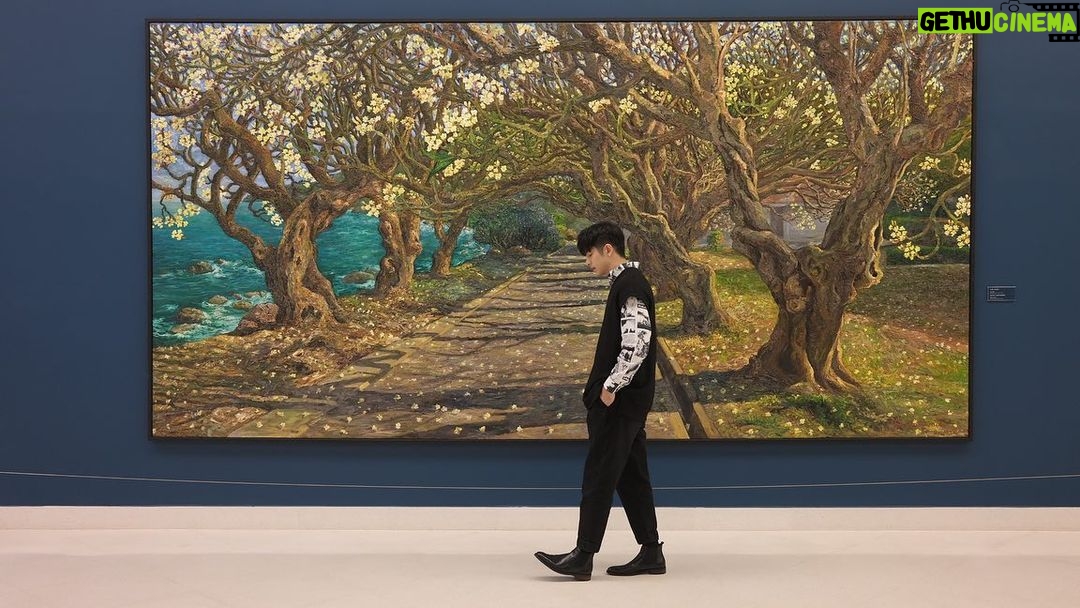 Luke Ishikawa Plowden Instagram - Walking through another world