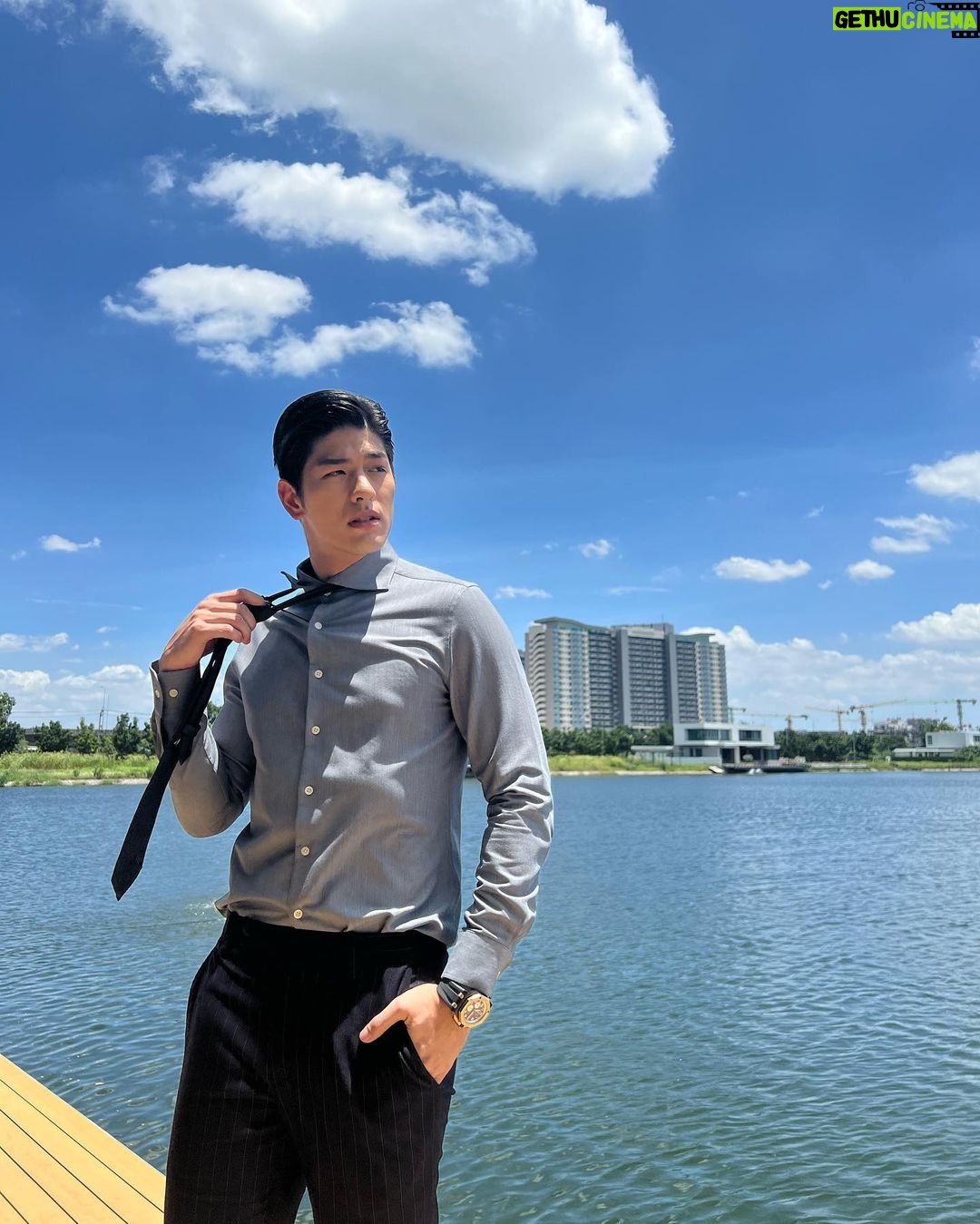 Luke Ishikawa Plowden Instagram - Take off the tie
